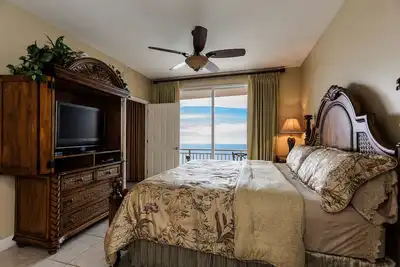 Image de Condo de luxe Oceanfront avec Master sur le golfe!