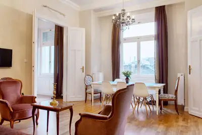 Image de 4br 3bhr avec Ac chez Opera