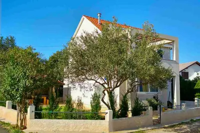 Image de Maslina Tree House (Hvar) - Appartement moderne avec jardin proche de la mer