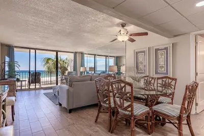 Image de 3 Br Edgewater 1er étage. La plus belle unité à Edgewater!