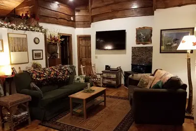 Image de Riverfront Adirondack Log Cabin