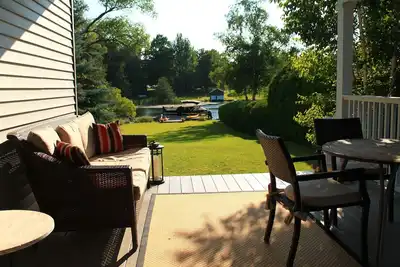 Image de Superbe 5 Br sur le lac Leelanau! Marchez jusqu'à la ville, dans les vignobles, avec quai / canoë / kayak