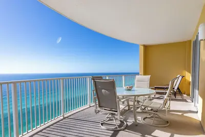 Image de Condo Emerald Isle Beach Front. Chaises de plage gratuites!