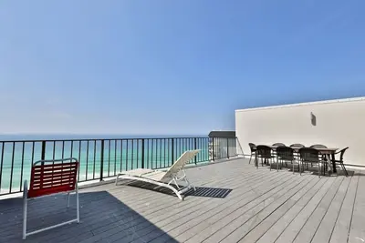 Image de 3br Edgewater Penhouse. Meilleures offres récentes de meubles et de mises à niveau!