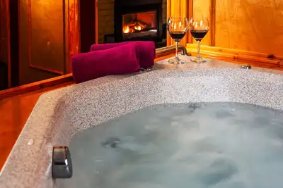 Image de Escapade en couple Northern Memories! Ouvert 24\/7: Jacuzzi \/ Grill \/ Firepit \/ Animaux acceptés