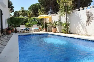 Maison avec piscine et jardin-Hutg-000197