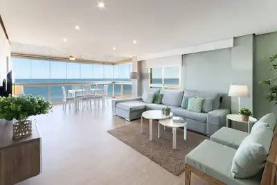 Image de Appartement face à la mer à quelques pas de la plage.