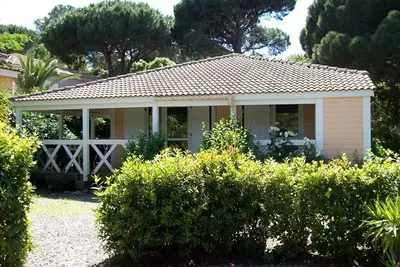 Image de Maison californienne pour 4 personnes situé dans un parc arboré à Gassin
