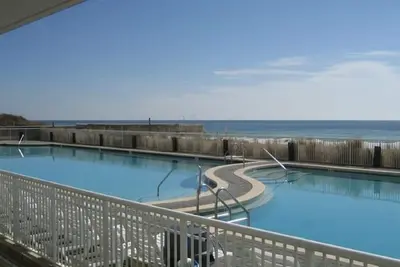 Image de Un ACCÈS Facile! Descendez de votre terrasse et entrez dans la piscine / les marches menant à la plage / l'océan!