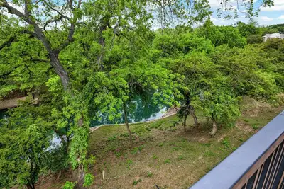 Image de The Float Inn. Magnifique condo surplombant le Comal, en face de Schlitterbahn