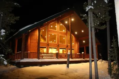 Image de Belle cabine dans les arbres avec jacuzzi et table de billard - 20 minutes de Yellowstone