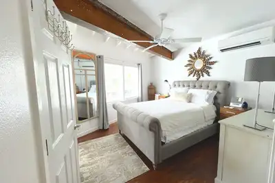 Image de Downtown Sarasota Apartment in Historic Burns Square, South Side Walkable