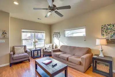 Image de Maison Grand Junction avec salle des médias et foyer!