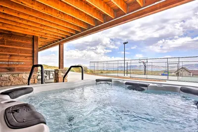 Image de Garden City Cabin avec bain à remous, terrain de sport et vue!