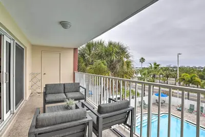 Image de Indian Shores Condo w / balcon et piscine sur la plage!