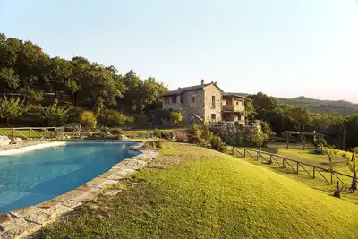 Image de Villa entourée de bois et de prairies oliviers surplombant la vallée de Bagno Vignoni