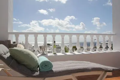 Image de Spacieuse maison de deux chambres près de la plage avec terrasse privée et vue sur la mer