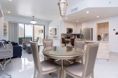 Image de Flawless Condo -King Chambres, Patio de luxe avec Tv extérieure! Propriétaire taux escompté