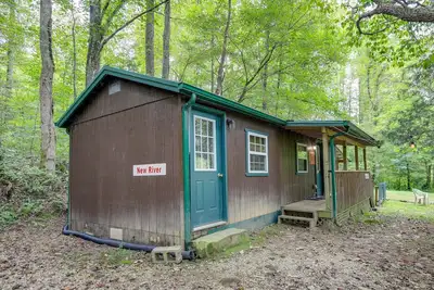 Image de Chalet Briceville sur la rivière Ligias avec vue sur la montagne