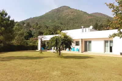 Villa moderne, située dans un endroit verdoyant, idéale pour les familles ou les groupes.