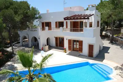 Image de Villa entièrement rénovée avec piscine privée, solarium et barbecue