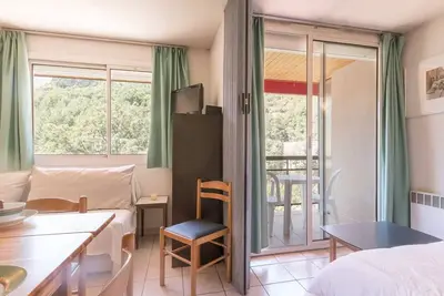 Image de Appartement 2 pièces avec coin nuit, balcon, parking et casier à ski - Proche télécabine et centre