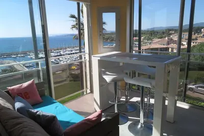 Image de T3 standing, vue mer panoramique, piscine et parking.