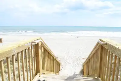 Image de Beachfront, piscine intérieure et extérieure, bain à remous, Lazy River, demandez des offres spéciales! !