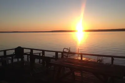 Image de Laissez la nature laver votre stress sur ce lac au printemps cristallin alimenté