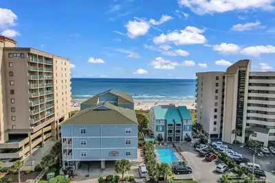 Image de Incroyable 8 chambres avec 6 salles de bain complètes. Piscine, jacuzzi et grill pour 22 personnes