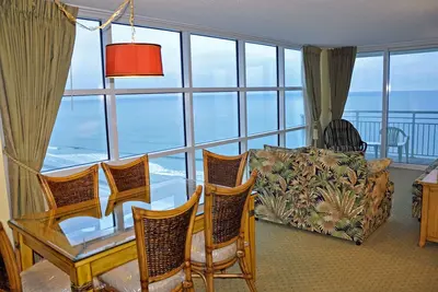 Image de Unité de luxe 3br \/ 3ba au bord de l'océan dans la station balnéaire de Crescent Beach
