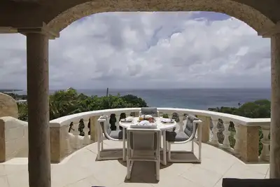 Villa de luxe 5 Br près de la plage - Vue côtière à couper le souffle, 2 piscines, Wifi, A \/ C, personnel