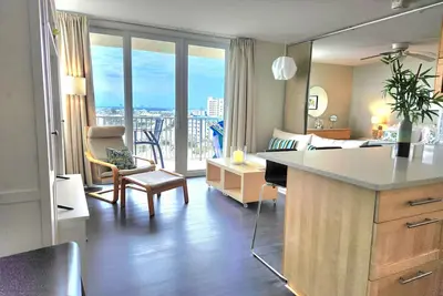 Image de Superbes vues au 9ème étage et à seulement 103 mètres de la plage!