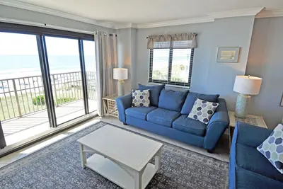Image de Oceanfront 3br \/ 2ba condo complètement rénové à 2200 N Ocean