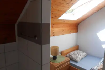 Image de Chambre mansardée avec lits séparés