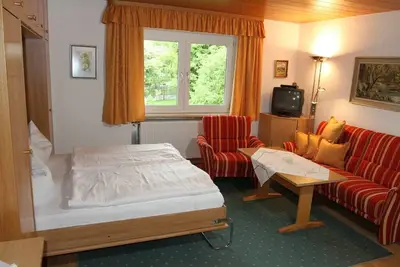 Image de Bel appartement d'une pièce avec vue sur le jardin
