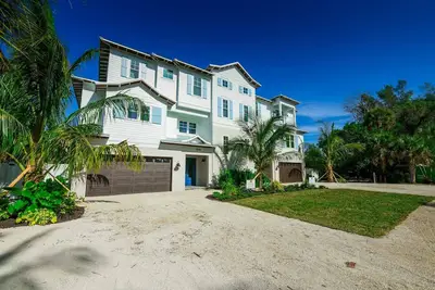Image de Front Canal, 6 Lits 5. Maison De Bain - 5 Couches 17 en Lits - Kayak et Paddleboard inclus. Dock partagé. Apportez votre bateau. Piscine privée chauffée et spa. Marchez jusqu'à la plage et le village. Programme de gestion immobilière