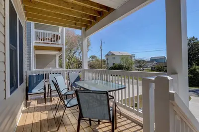 Image de Coastal Breeze - Duplex mis Ă jour dans une rue calme