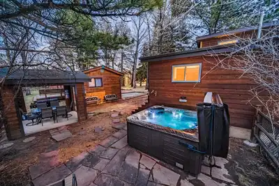 Image de Riverfront 3br cabine w / spa 2 pâtés de maisons de la ville