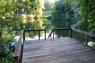 Image de Belle et paisible lac-devant d'accueil
