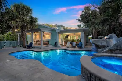 Image de Proche Beachfront Cottage de 6 chambres. 6 salles de bain attenantes. 22 couchages. Piscine privée chauffée et spa avec toboggan. Marchez jusqu'à la plage et Siesta Key Village. Programme de gestion immobilière inclus.