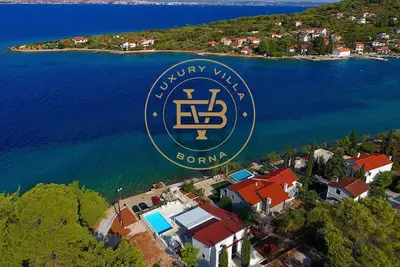 Image de Belle première rangée de la mer Adriatique Villa avec piscine chauffée