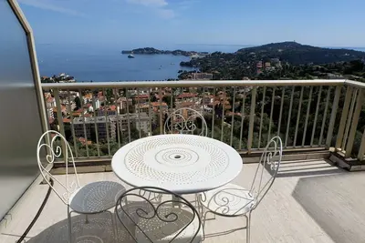 Image de Grand studio avec balcon et vue imprenable sur le Cap-Ferrat et la mer,