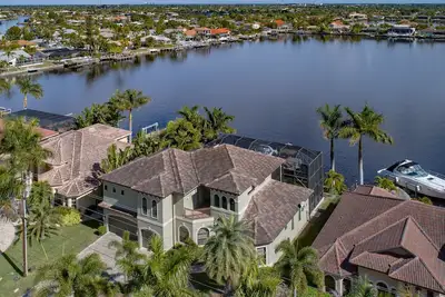Image de Paradis tropical sur l'eau, spacieuse villa avec accès Golfe directe
