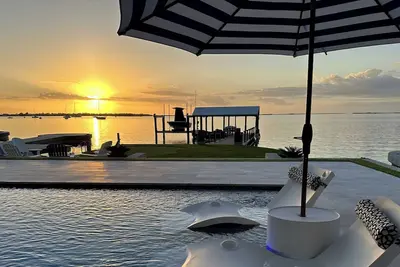 Image de Luxueux Bayfront Home - couchers de soleil spectaculaires, Tiki, kayaks et planches à pagaie