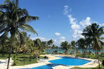 Image de Plage de sable blanc privée avec emplacement privilégié à côté de Dolphin Lagoon!