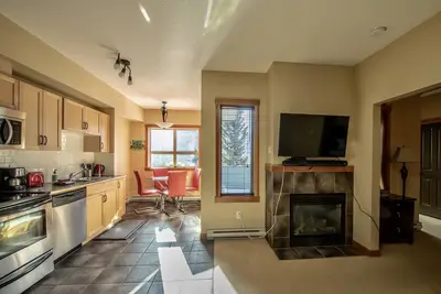 Image de Condo de luxe d'une chambre dans la ville de Canmore (vue sur la montagne et piscine extérieure)