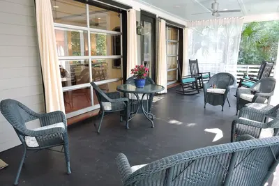 Image de Magnifiquement décoré 3bdrm / 3bath près de la plage; véranda unique avec portes de garage!