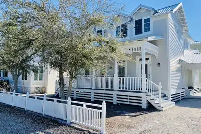 Image de Upscale 3 chambres / 2 salles de bain Beach House dans le charmant village de Tannin