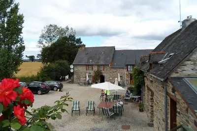 Image de le Cosquer a 5 propriétés avec piscine partagée et une salle de jeux.